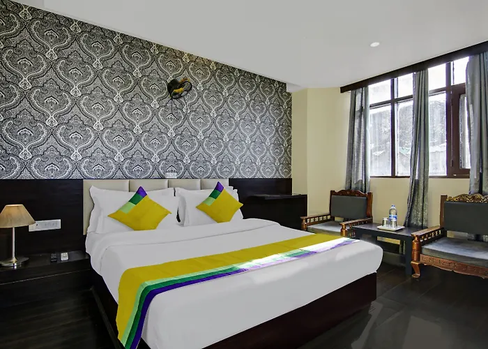 Itsy Hotels Crystal Palace With Valley View Shimla