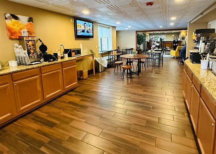 Wingate By Wyndham Utica Hotel