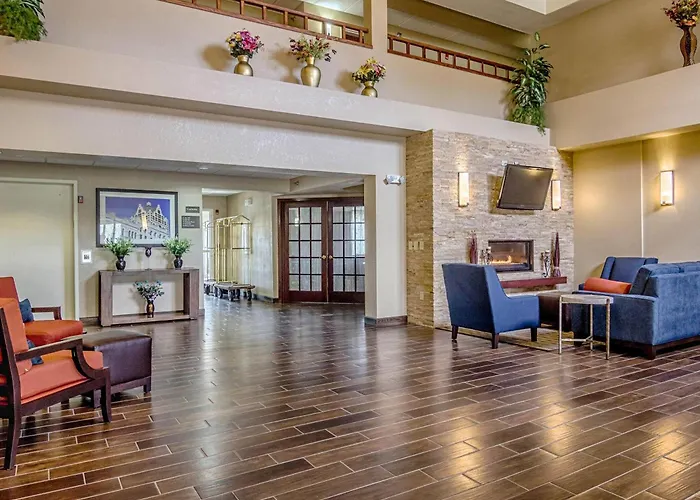 Comfort Inn & Suites Grafton-Cedarburg
