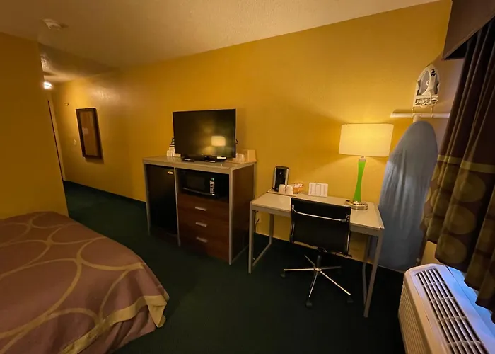 Super 8 By Wyndham Van Buren/Ft. Smith Area