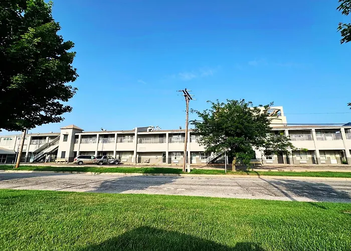 Blue Way Inn & Suites Wichita East