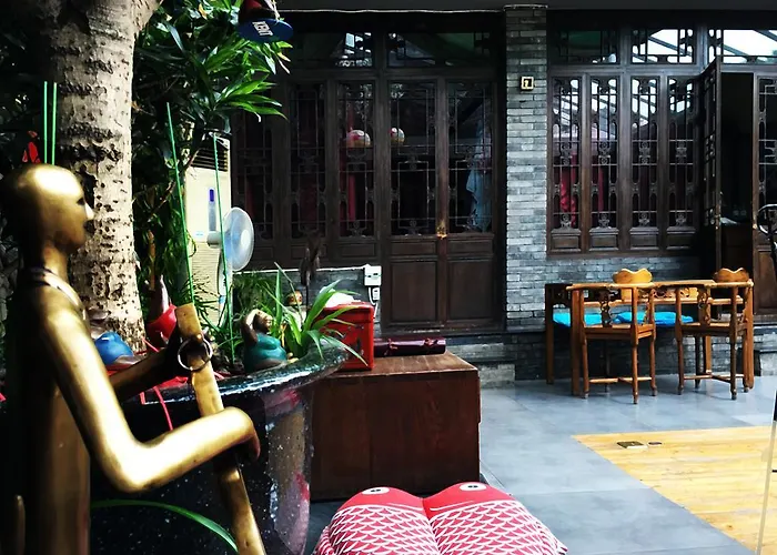 Kelly'S Courtyard Hotel