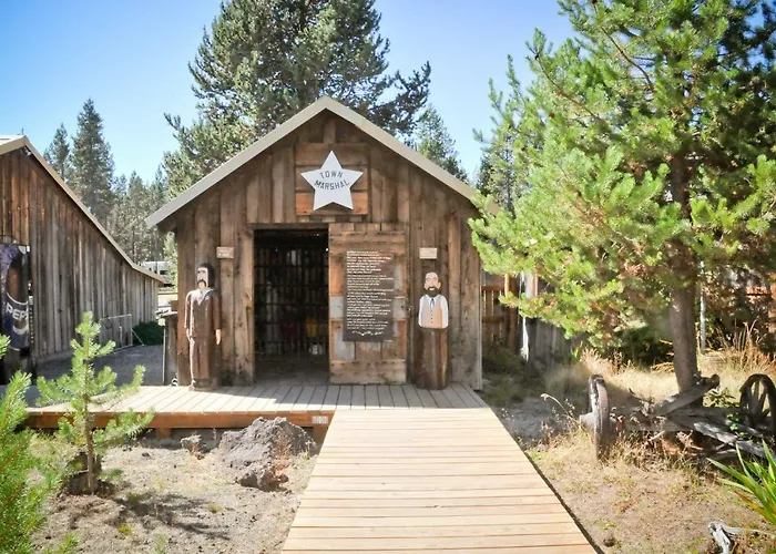 Bend-Sunriver Camping Resort 24 Ft. Yurt 12