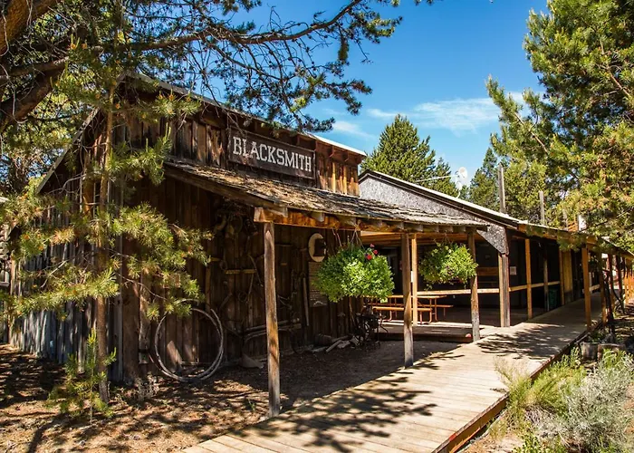 Bend-Sunriver Camping Resort 24 Ft. Yurt 12